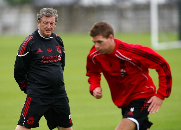 ejerskab. Liverpools ny træner Roy Hodgson (tv) og holdets store profil Steven Gerrard ved endnu ikke, hvem der skal betale deres løn den kommende sæson. Her ses de under træning forud for kvalifikationskampen til Europa League mod FK Rabotnicki. 