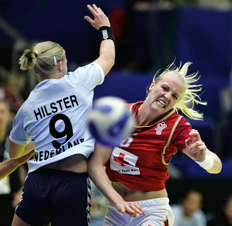 Mette Sjøberg i aktion i landskamp mod Holland. 