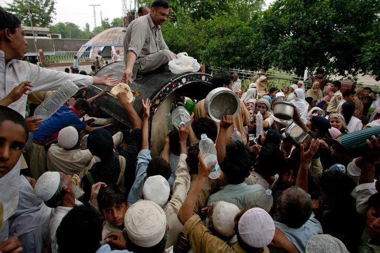 KATASTROFE. Pakistanere knokler for at få mad. En militant Al-Qaeda-relateret gruppe udnytter utilfredshed med regeringens arbejde til at vinde opbakning. 
