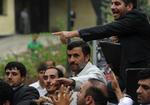 ATTENTAT. Den iranske præsident Ahmedinejad omringet af bodyguards ved ankomsten til Hamadan, hvor han blev udsat for et attentatforsøg. 