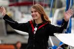 Jordomsejling. Den 14-årige Laura Dekker vil være den yngste nogensinde, der sejler jorden rundt i båd. 