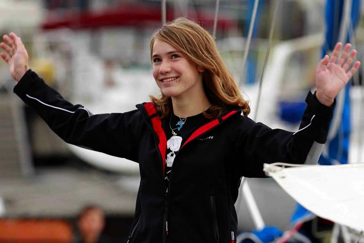 Jordomsejling. Den 14-årige Laura Dekker vil være den yngste nogensinde, der sejler jorden rundt i båd. 