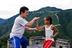 Kung-fu-filmenes mesterlige Jackie Chan er det mest opløftende og  det eneste  karismatiske ved den gensidige  tilnærmelse  mellem Kina og USA i 'The Karate Kid'. Herover viser han Jaden Smith Den Kinesiske Mur.  Foto fra filmen 