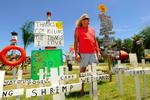 Anklage. BP er blevet mødt med omfattende protester efter olieudslippet, som begyndte 20. april. Her har Michael 'Cappy' Deslatte lavet sin egen protest i sit hjem i Sabine Pass i Texas. 