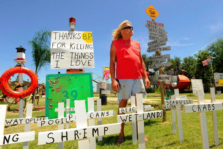 Anklage. BP er blevet mødt med omfattende protester efter olieudslippet, som begyndte 20. april. Her har Michael 'Cappy' Deslatte lavet sin egen protest i sit hjem i Sabine Pass i Texas. 
