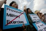 protest. Sydkoreanere demonstrerer foran forsvarsministeriet i Seoul mod landets flådeøvelser. 