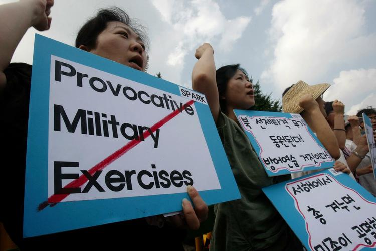 protest. Sydkoreanere demonstrerer foran forsvarsministeriet i Seoul mod landets flådeøvelser. 