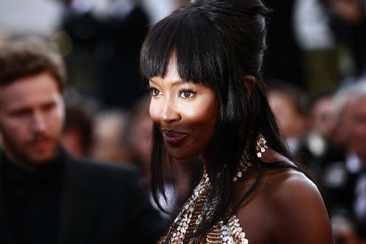 Naomi. Den 40-årige britiske model har forsøgt alt for at undgå at skulle vidne ved domstolen i Haag, men blev tvunget til det. Hun ankom til retten - noget forsinket - med politieskorte og uden at udtale sig til pressen. 
