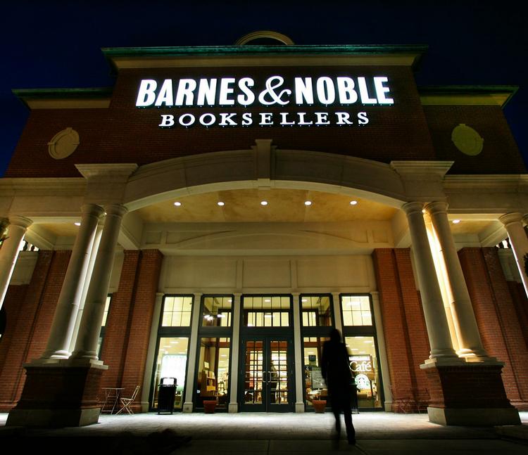 Boghandler. Den største amerikanske boghandlerkæde Barnes &amp; Noble er blevet sat til salg. 