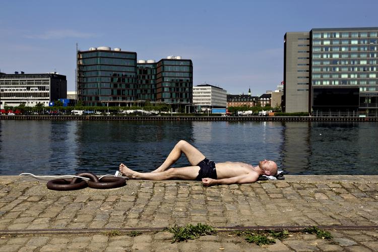Ah! Lørdag bliver weekendens bedste dag med op til 23 grader. Nok til en morfar ved vandet... (Arkivfoto) 