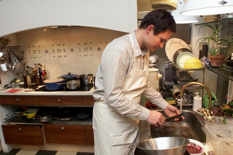 Jeg kan ikke se nogen som helst mening med at bruge kunstige smagsforstærkere. Hvis du bruger ordentlige råvarer, er der ingen grund til at peppe maden op med kemi, siger kokken Claus Meyer om brugen af kunstige smagsforstærkere. 