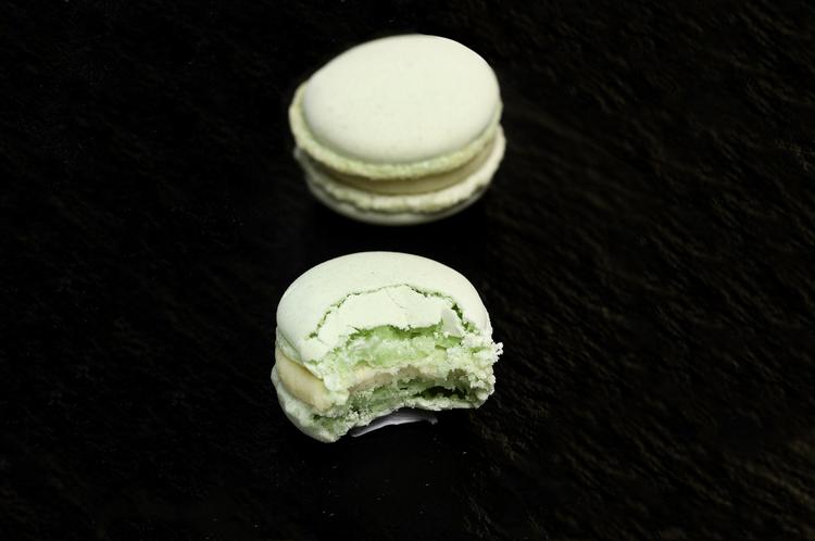 Farverig fristelse. De dekorative grønne makroner får den helt rigtige seje og klæbrige konsistens efter nogle dage på køl. 