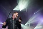 I glitret sort jakke og hvide bukser lignede Thomas Helmig festens konge, da han gav koncert på Skanderborg festivalen. 