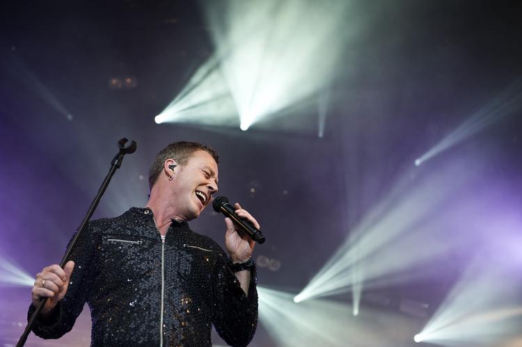 I glitret sort jakke og hvide bukser lignede Thomas Helmig festens konge, da han gav koncert på Skanderborg festivalen. 