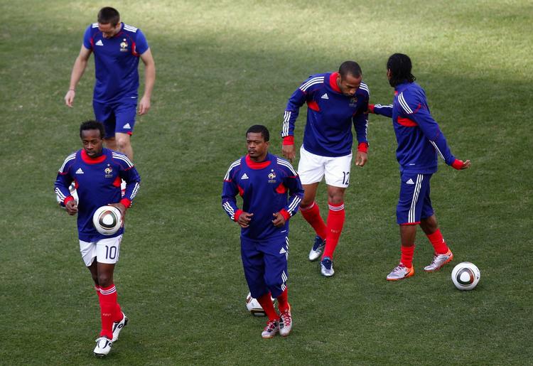 belastede. Sidney Govou og Franck Ribery (til venstre i billedet) er involveret i en sexskandale, tidligere anfører Patrice Evra (midt) holdes ansvarlig som leder af 'strejke-banden' under VM, mens Thierry Henry (nummer to fra højre) sikrede Frankrigs VM-deltagelse ved at tage bolden med hånden to gange i en play-off-kamp mod Irland. Arkivfoto. 