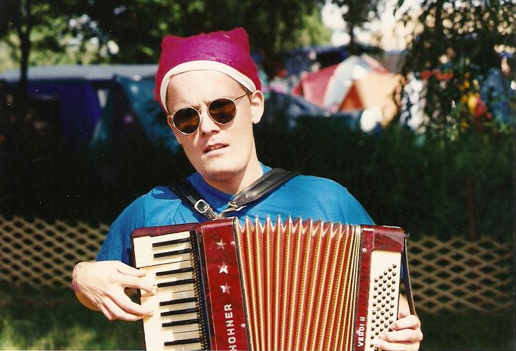 julemusik. I gamle dage spillede Frångk altid harmonika til Team Paderborners årlige julefrokost på Danmarks Smukkeste Festival i Skanderborg. I år har han glemt instrumentet til stor ærgrelse for gruppen fra Randers. 