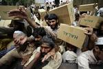 Nødhjælp. 12 millioner mennesker er berørt af oversvømmelser i Pakistan, der nu beder indtrængende om international hjælp. Her bliver der uddelt nødforsyninger. 