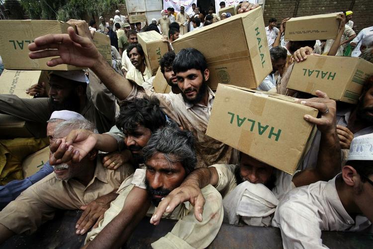 Nødhjælp. 12 millioner mennesker er berørt af oversvømmelser i Pakistan, der nu beder indtrængende om international hjælp. Her bliver der uddelt nødforsyninger. 