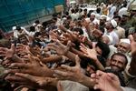 sult. Nøden er stor i Pakistan. Her i Nowshera deles der nødhjælp ud, og efterspørgslen er stor. 