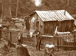 ARBEJDE.  Bemærk flaget, der vajer over døren til det beskedne hus. Billedet pryder forsiden af Annie Dillards nybyggerroman.  Foto: Daruis Kinsey/ Whatcom Museum of History &amp; Art 