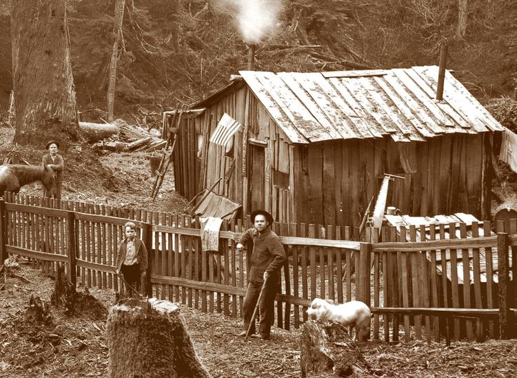 ARBEJDE.  Bemærk flaget, der vajer over døren til det beskedne hus. Billedet pryder forsiden af Annie Dillards nybyggerroman.  Foto: Daruis Kinsey/ Whatcom Museum of History &amp; Art 