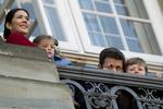 dobbelt-op. Kronprins Frederik, der her titter ud over altankanten sammen med prins Christian i forbindelse med sin mor, dronning Margrethes 70-års fødselsdag, ser frem til tvillingefødslen i januar. 