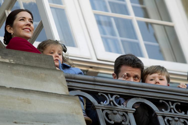 dobbelt-op. Kronprins Frederik, der her titter ud over altankanten sammen med prins Christian i forbindelse med sin mor, dronning Margrethes 70-års fødselsdag, ser frem til tvillingefødslen i januar. 