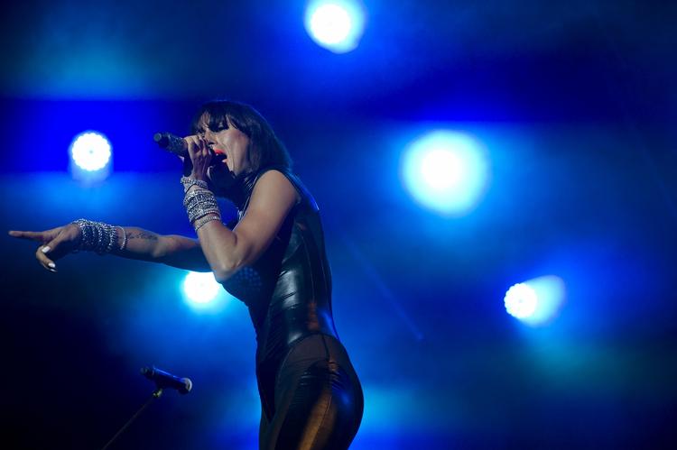 Filmstjerne. Sangerinden Medina er blevet en del af Klovn-holdet. Hun optager hele lørdagen med Frank Hvam og Casper Christensen. 