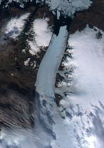 Knæk. Her er Petermann-gletsjeren i 2008. Et gigantisk stykke er nu røget af den og flyder langsomt mod Canada. 