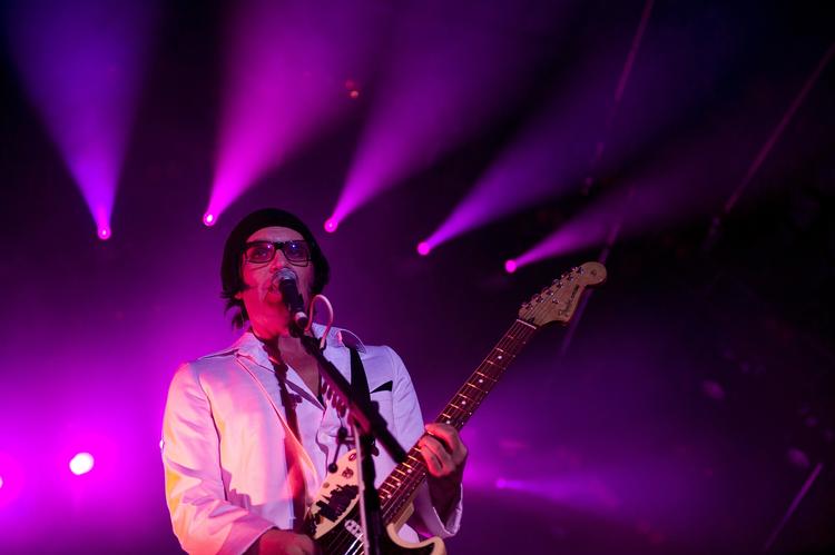 Britiske Placebo leverede en indadvendt koncert på Bøgescenerne på årets Skanderborg Festival. En koncert der ikke føjede noget nyt til bandets musikalske ståsted. 