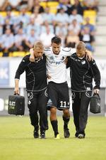 TVIVLSOM. Mikkel Beckmann måtte i dag hjælpes fra banen i opgøret mellem Randers og Horsens. 