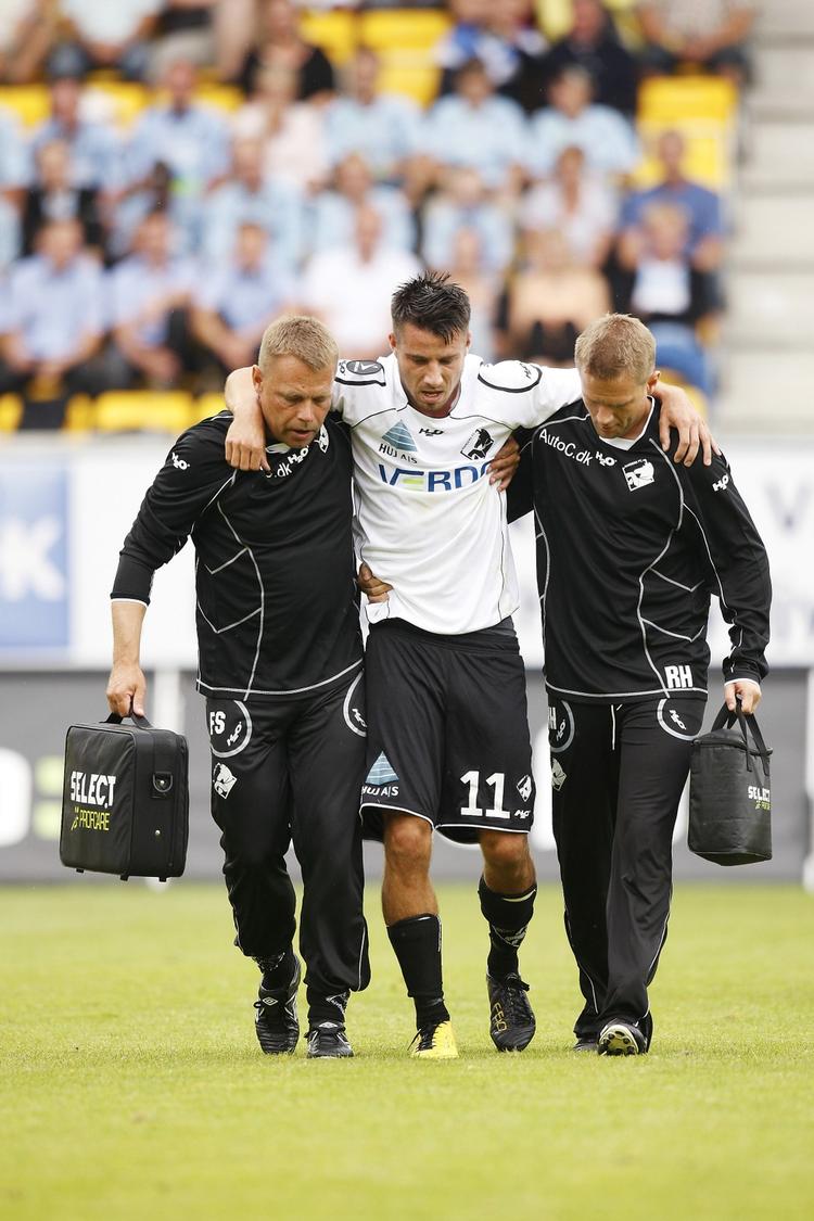 TVIVLSOM. Mikkel Beckmann måtte i dag hjælpes fra banen i opgøret mellem Randers og Horsens. 