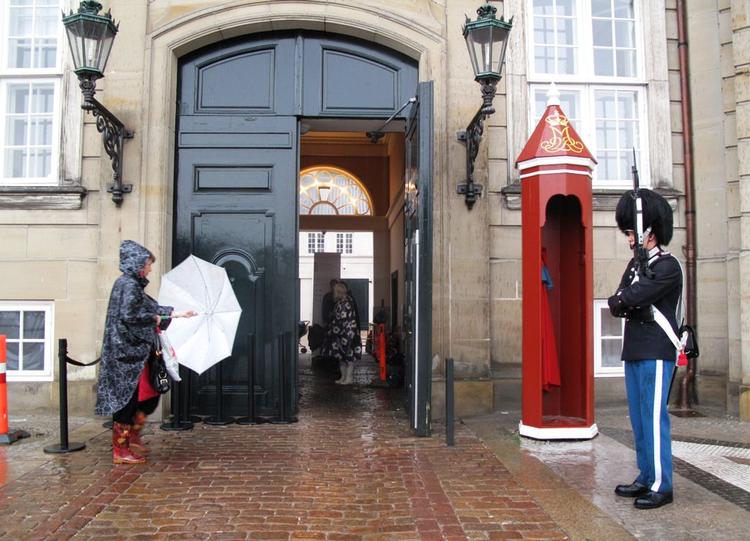 ROYAL. Garderen foran palæet er den eneste, der ikke skal have nyt job. 