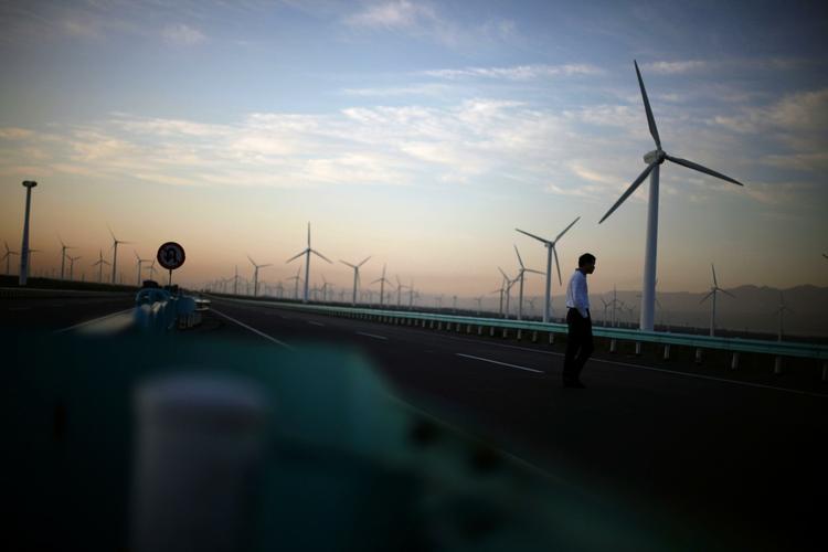 kina-møller. I 2009 investerede Kina 34,6 milliarder dollar i rene energikilder og var altså langt foran USA på andenpladsen, der investerede 18,6 milliarder dollar. EU er kørt agterud, både i forhold til investeringer og målsætninger. 