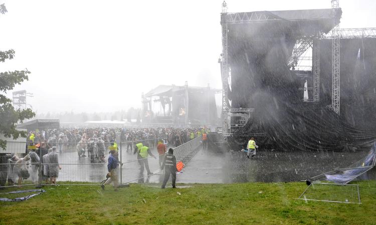 STORMVEJR. Festivalen fortsætter selvom en scene er væltet og ikke længere kan bruges. 