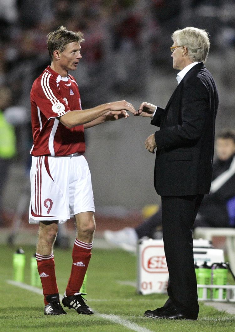 ANFØRER. I 2004 gav Morten Olsen Jon Dahl Tomasson det gule anfører-bind. Her ses landstrænerer og anføreren til EM-kvalifikationskampen mod Liechtenstein. 