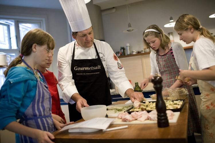 Mad. Eleverne i Københavns Kommune skal have skærpet deres kundskaber i madlavning gennem madskoler. 