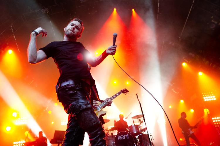 Svenske Kent leverede en sine steder magisk, smuk og særegen koncert med bandets flotte og konsekvente blanding af traditionelle rockinstrumenter og elektronisk punch. Og så er Kent oven i købet begyndt at ligne rigtige rockstjerner. 