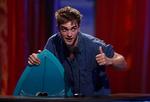 Teenshow. Twilight-stjernen Robert Pattinson modtager prisen som bedste filmskuespiller ved Teen Choice Awards-showet i aftes. 