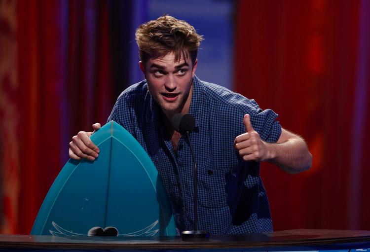 Teenshow. Twilight-stjernen Robert Pattinson modtager prisen som bedste filmskuespiller ved Teen Choice Awards-showet i aftes. 