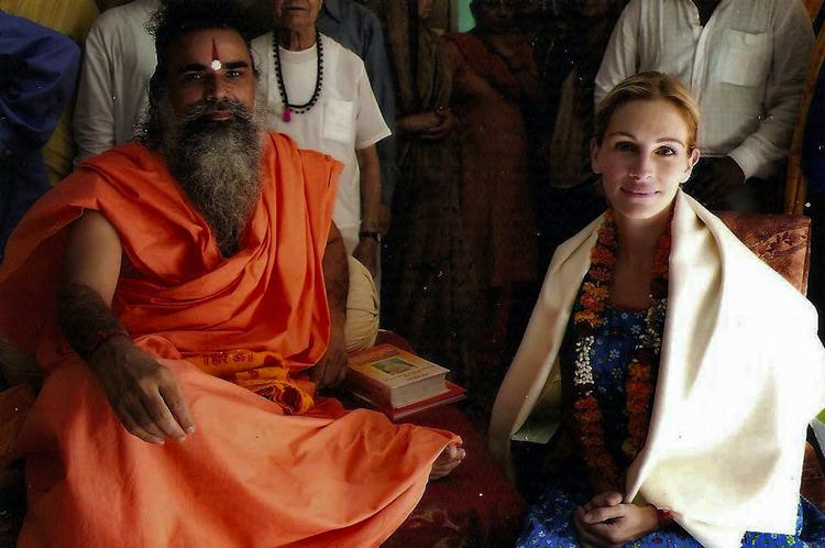 Konvertit. 42-åirge Julia Roberts (th) ses her i udkanten af New Delhi i forbindelse med optagelser til 'Spis, bed, elsk', der har dansk premiere 11. november. 
