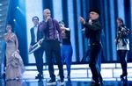 Farveller. Årets talentshow bliver det sidste i denne omgang. Her er dommerne, Jokeren, Hella Joof, og Nikolaj Koppel, gået på scenen sammen med finalisterne under 'Talent 09'-finalen. 