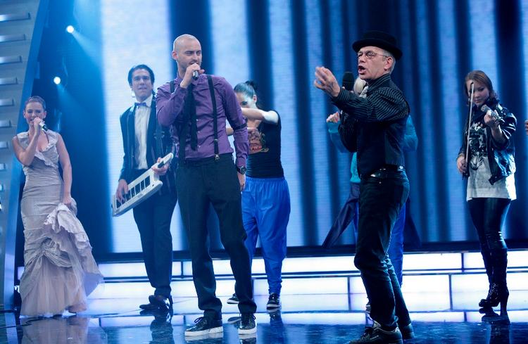 Farveller. Årets talentshow bliver det sidste i denne omgang. Her er dommerne, Jokeren, Hella Joof, og Nikolaj Koppel, gået på scenen sammen med finalisterne under 'Talent 09'-finalen. 