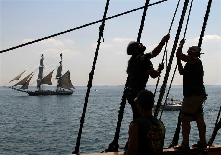 Ohøj! Romanen 'Mytteri' er for læseren, der aldrig bliver træt af livet på de store snekker med knagende master og brede hvide sejl, der blafrer som torden, når vinden tager fat. 