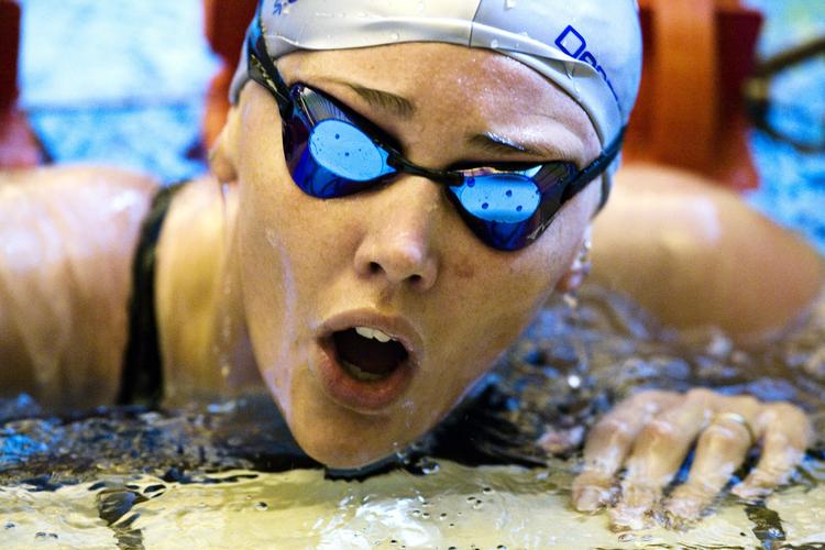 »Jeg tror, jeg lader det være op til min træner at tage beslutningen«, siger Jeanette Ottesen på spørgsmålet om hun skal svømme både semifinalen i 100 meter fri og finalen i 50 meter butterfly, der bliver afviklet med ti minutters mellemrum. (arkivfoto) 