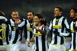 Mauro Camoranesi (nummer tre fra højre) fejrer sin scoring sammen med resten af holdet. 