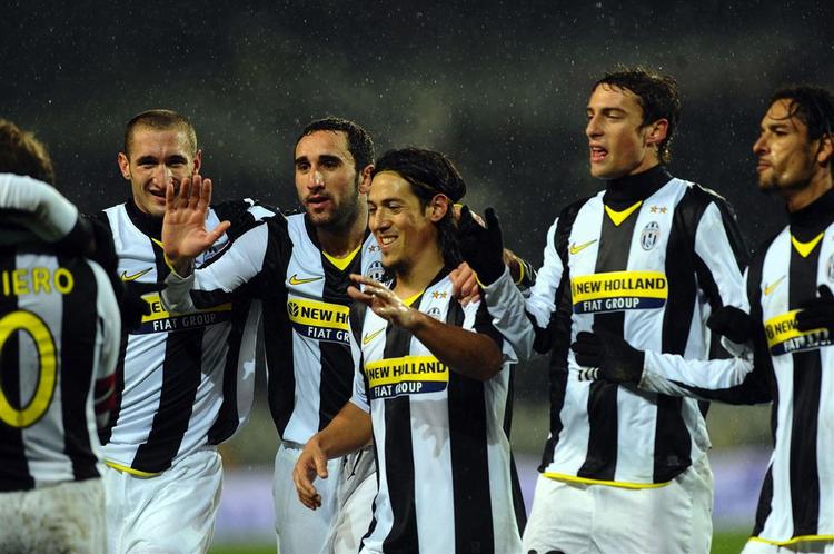 Mauro Camoranesi (nummer tre fra højre) fejrer sin scoring sammen med resten af holdet. 
