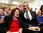 Stormvejr. Helen Thomas har som reporter i Det Hvide Hus fulgt 10 præsidenter. Her ses hun med den seneste i rækken, mens alt endnu var fryd og gammen. 4. august 2009 fejrede Barack Obama sin 48-års fødselsdag. Helen Thomas fyldte 89 samme dag. 