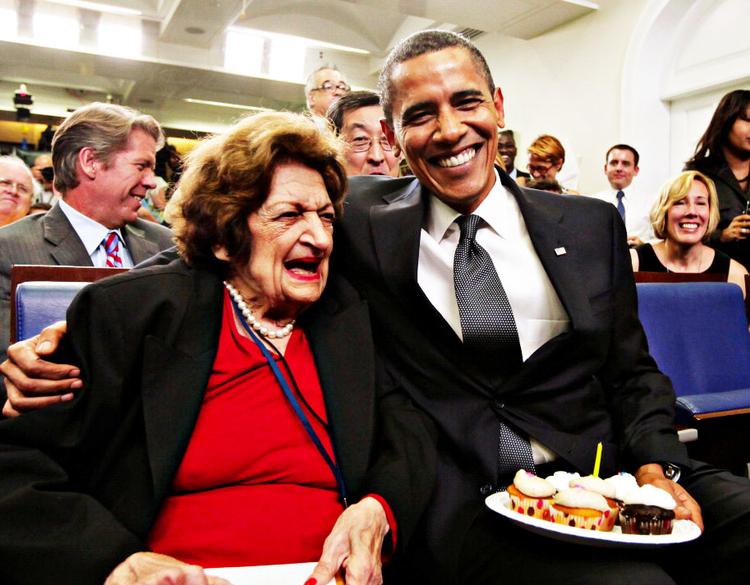 Stormvejr. Helen Thomas har som reporter i Det Hvide Hus fulgt 10 præsidenter. Her ses hun med den seneste i rækken, mens alt endnu var fryd og gammen. 4. august 2009 fejrede Barack Obama sin 48-års fødselsdag. Helen Thomas fyldte 89 samme dag. 