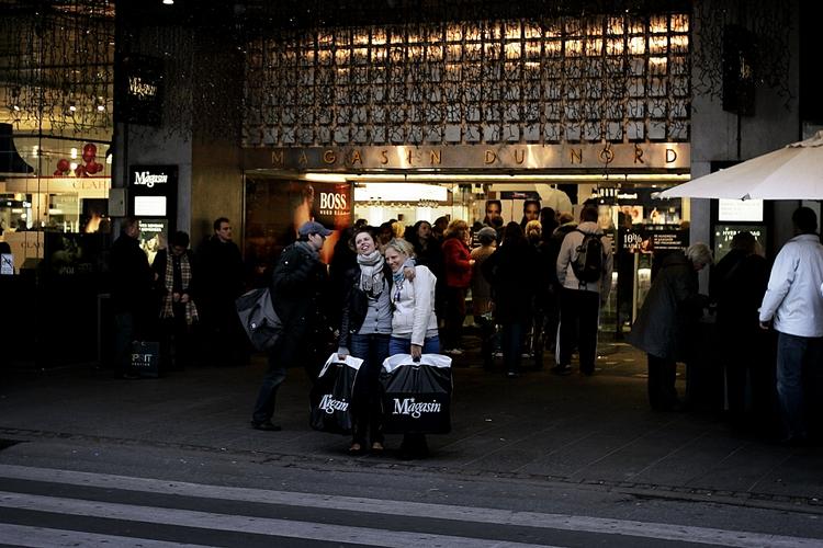 Vandskade. Magasin blev ramt af vandskade, da håndværkere ramte et sprinklerrør. 